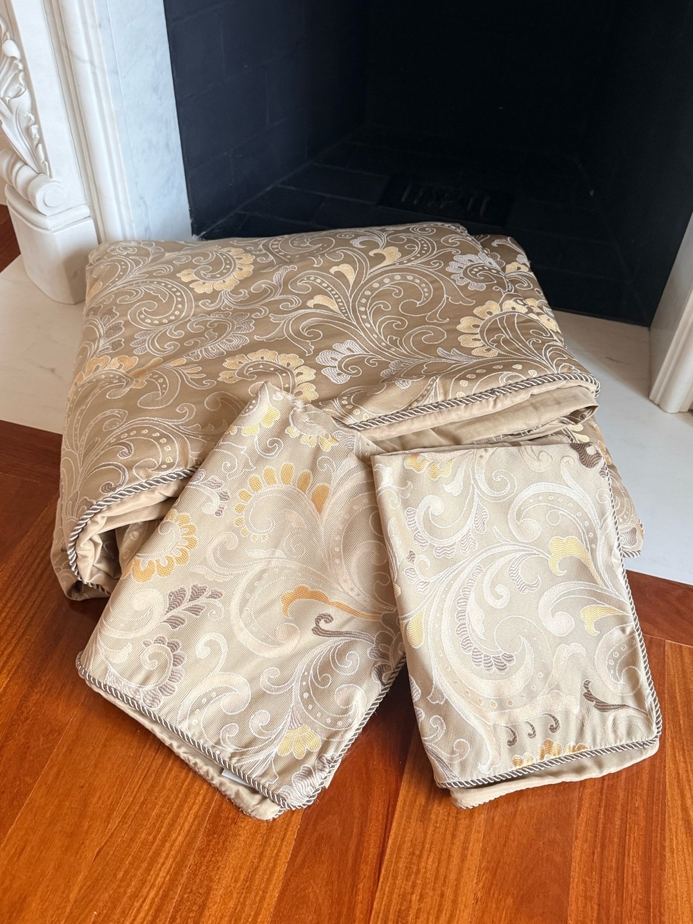 MARTHA STEWART 3 PC Set Queen Comforter & 2 pillowcases Gold Paisley Damask